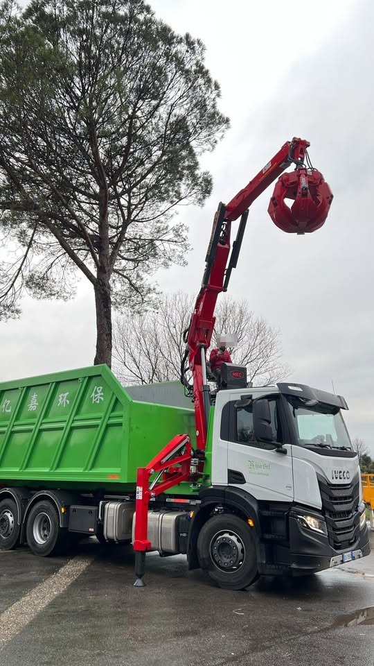 Camion YIJIA con cassone verde per rifiuti tessili e rifiuti non pericolosi
