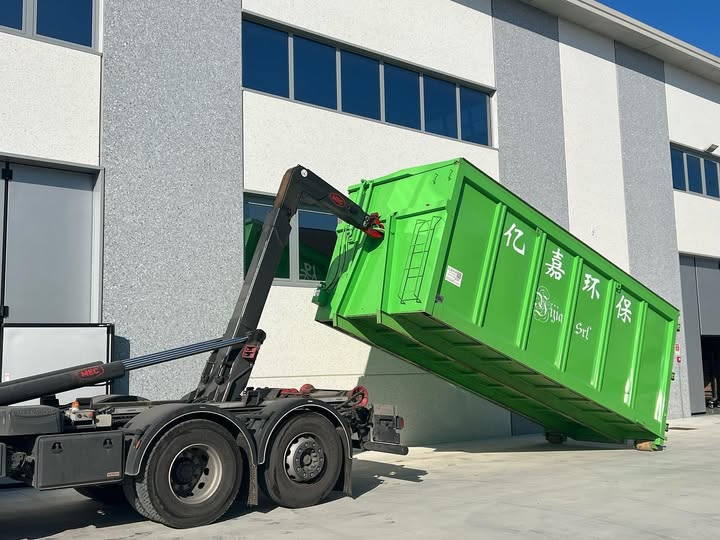 Cassone scarrabile verde YIJIA presso l'impianto di recupero tessile di Prato