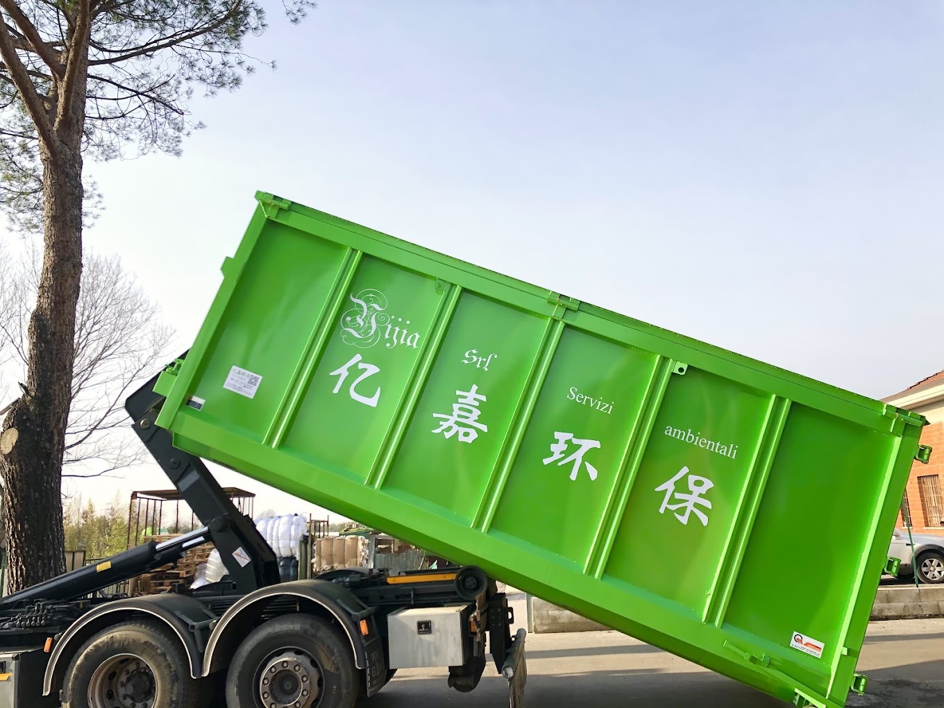 Cassone scarrabile verde YIJIA per la raccolta di rifiuti aziendali a Prato
